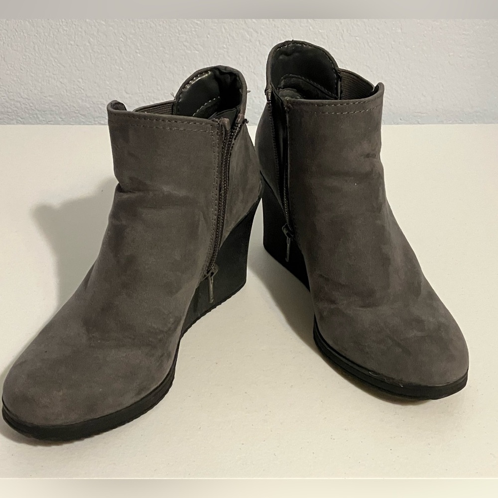 White Mountain Gray Ankle Booties Size 5.5, fits like a 5